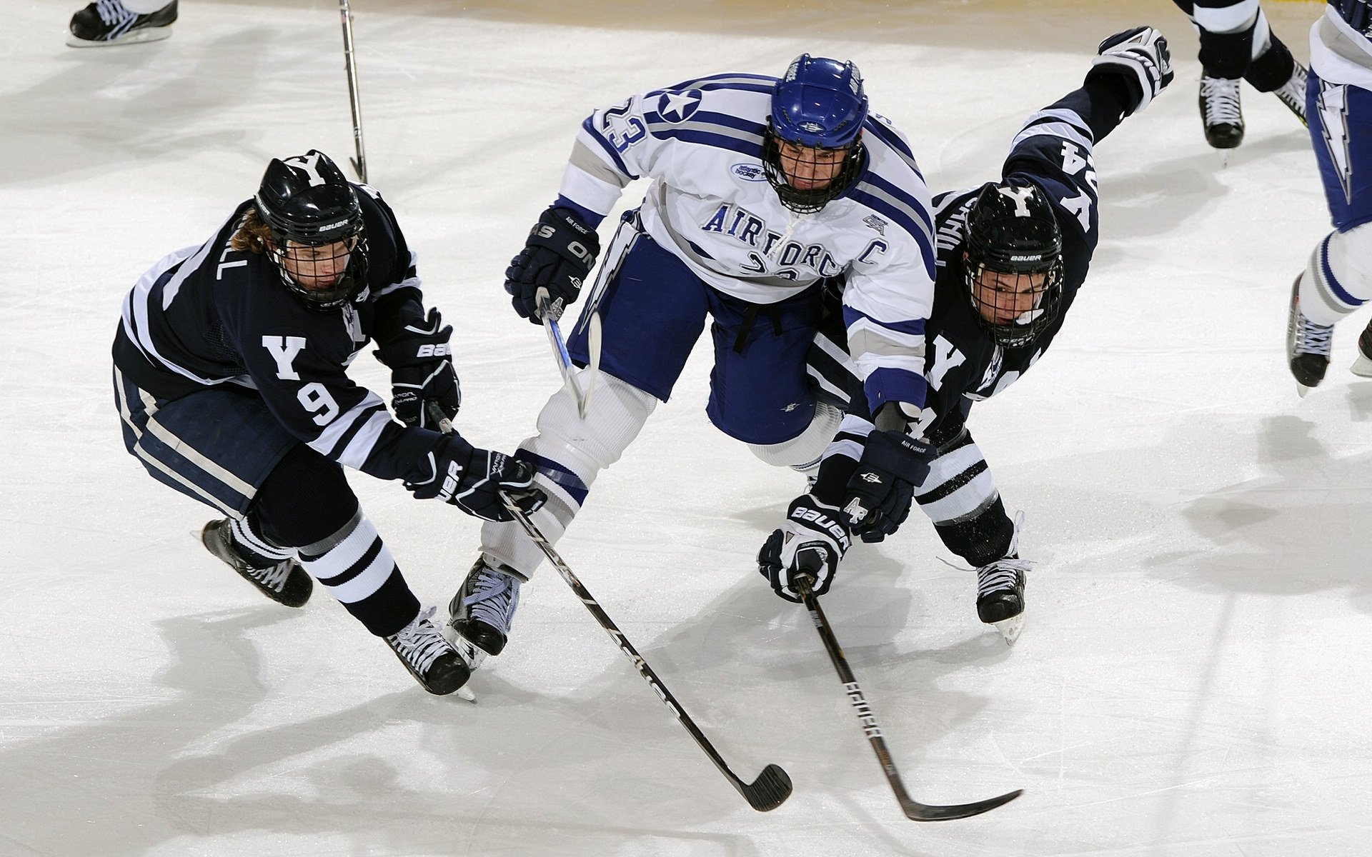 教练强调战术纪律,球队防守效率提升,球员布置战术